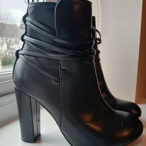 PrettyLittleThing Sleek Black Heeled Boots